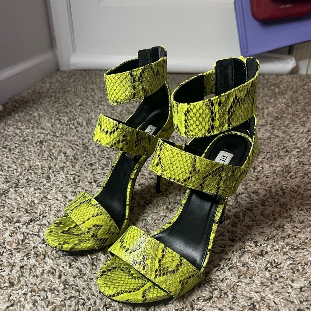 Steve Madden Mira Highlighter Green Snake Print Strappy Heels - Picture 3 of 10